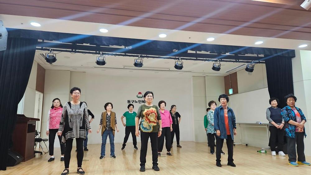 동구노인복지관 수업사진입니다 사진