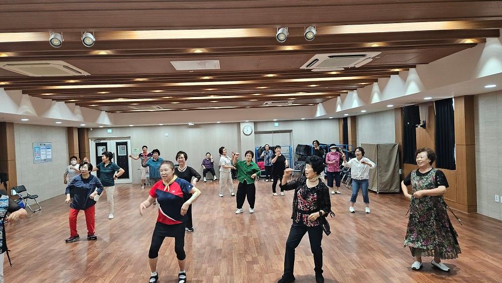 동구노인지회 라인댄스 수업사진입니다 사진