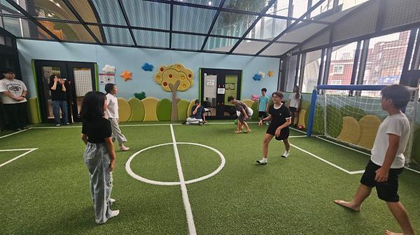 해와달지역아동센터(스틸랜드 내 축구장) 수업사진입니다 사진