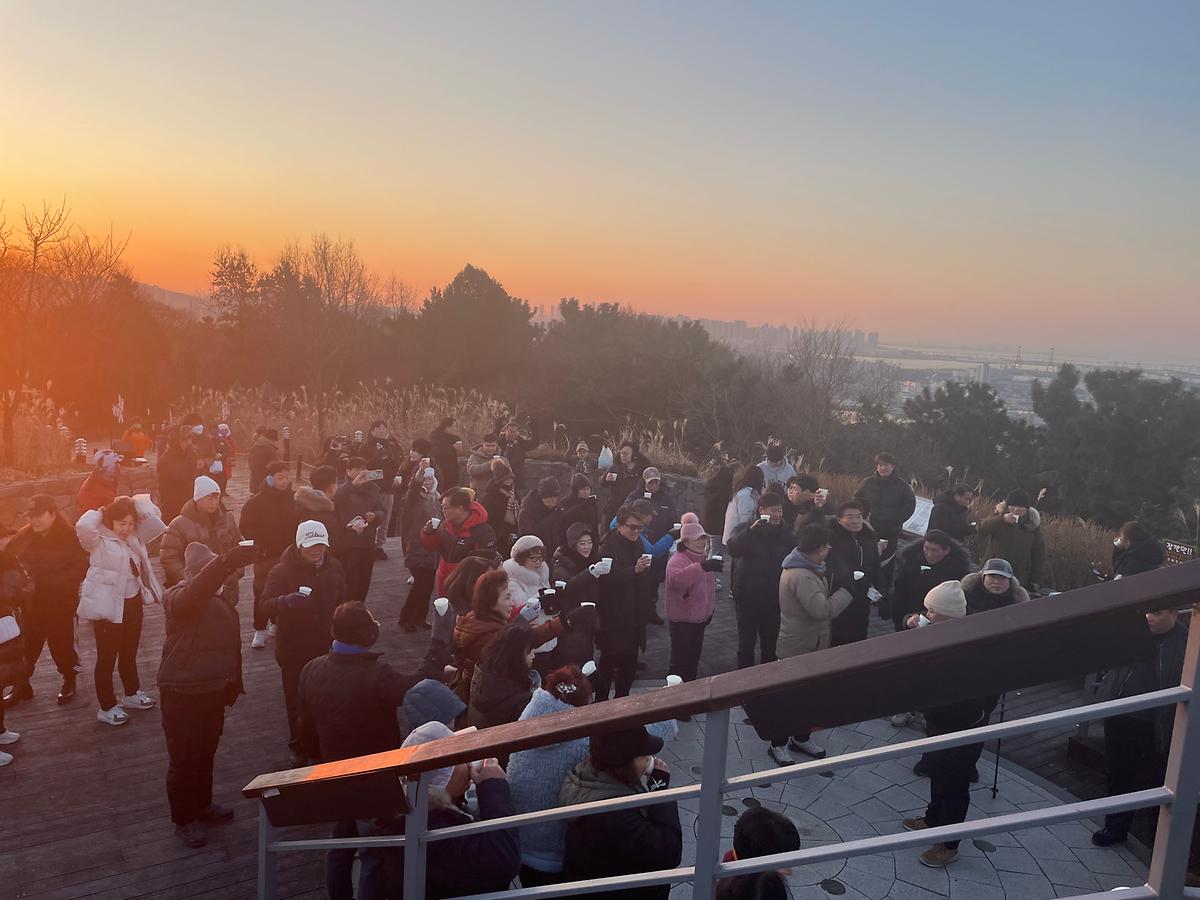 25.01.03.(토)_해맞이_행사(월미산_등산)_(148).jpg 이미지