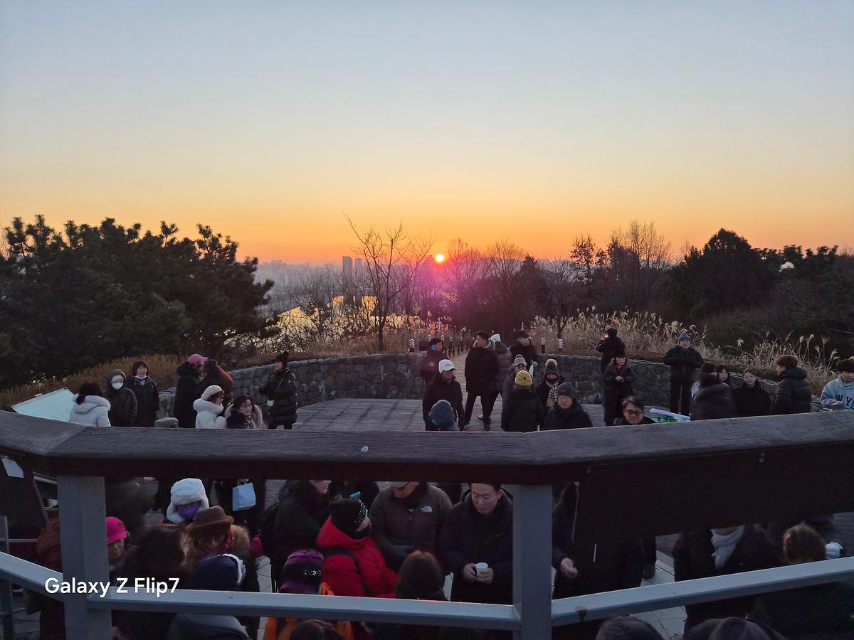 25.01.03.(토)_해맞이_행사(월미산_등산)_(197).jpg 이미지