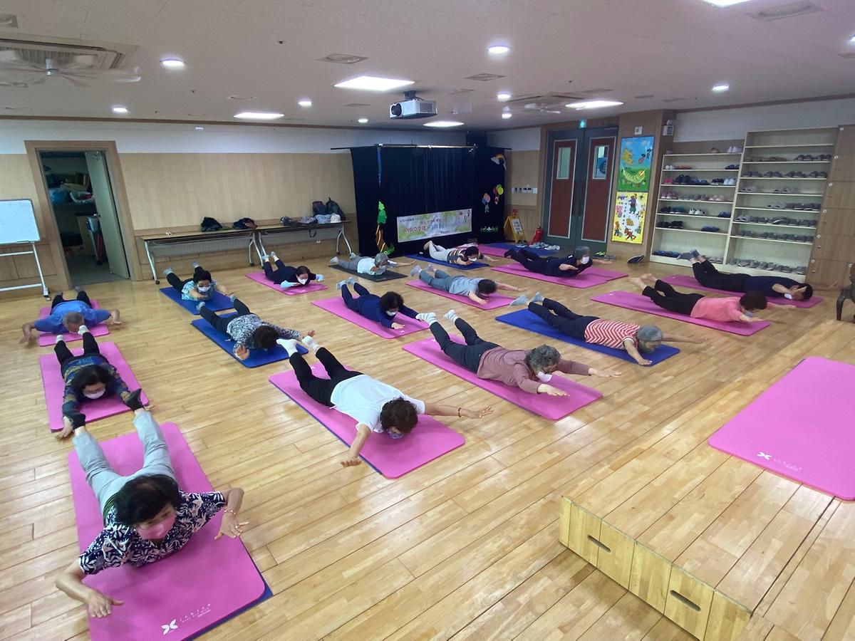노인복지관 필라테스 수업 사진