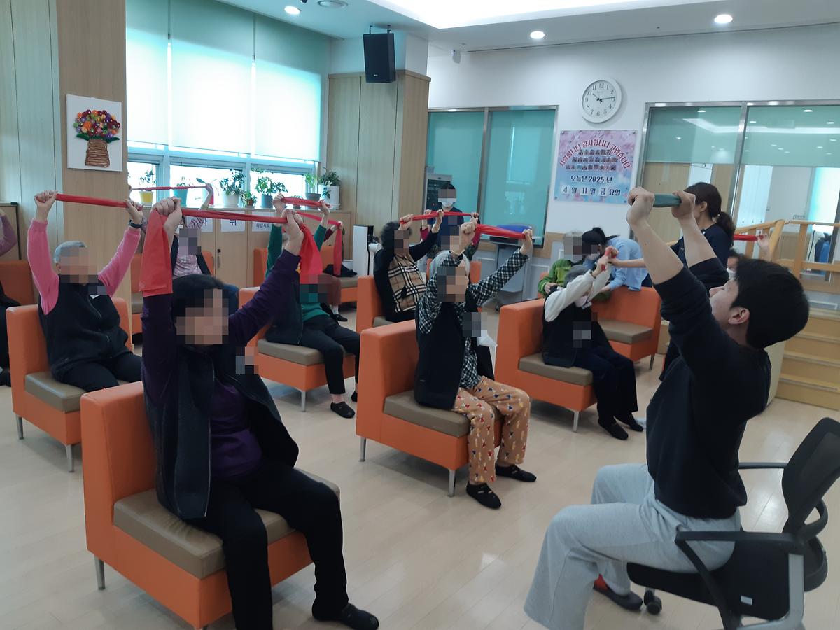주간보호센터_수업_사진_2.jpg 이미지
